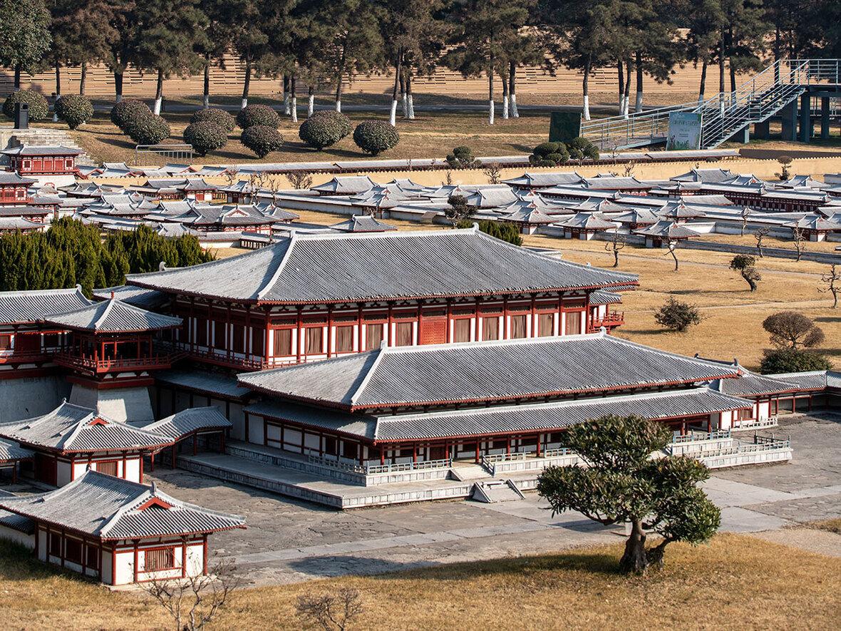 Уменьшенная и восстановленная деревянная копия части Двореца Даймингун 635 г.